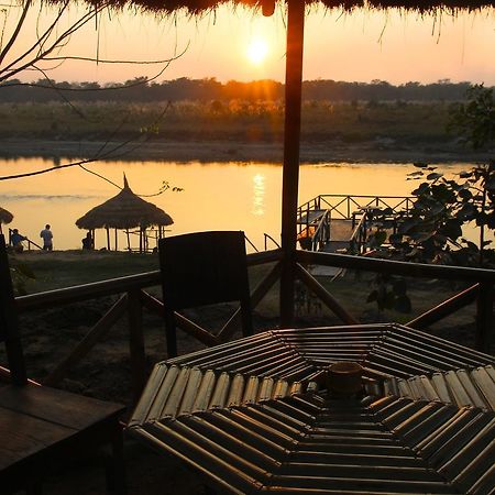 Jungle Sunset Camp Hotel Sauraha Luaran gambar