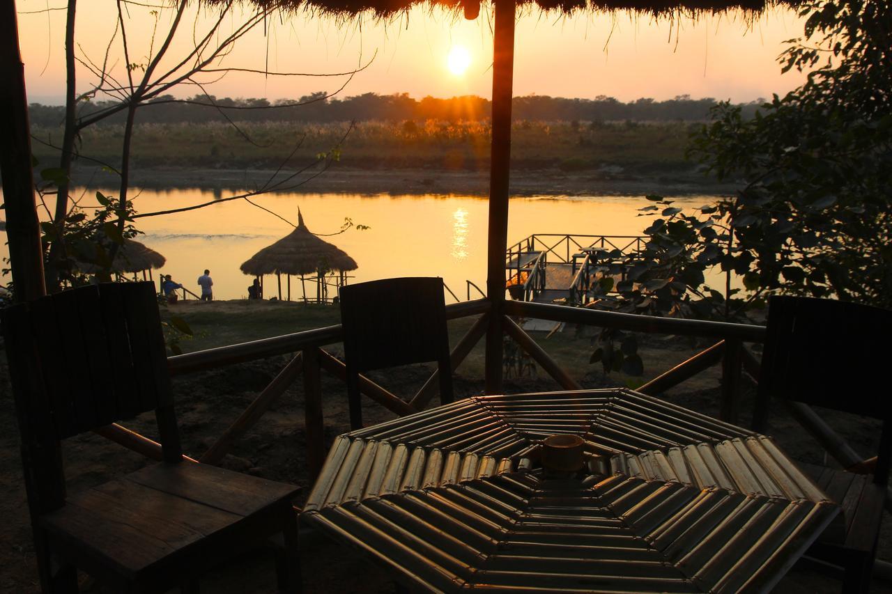 Jungle Sunset Camp Hotel Sauraha Luaran gambar